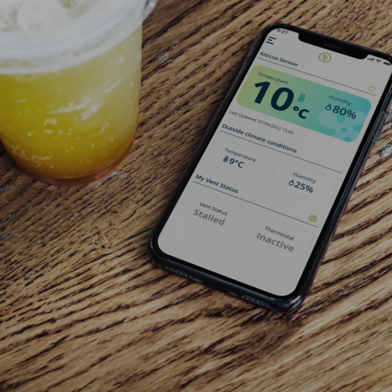 A phone on a wooden table showing the 4SEASONS app reporting 10 degrees